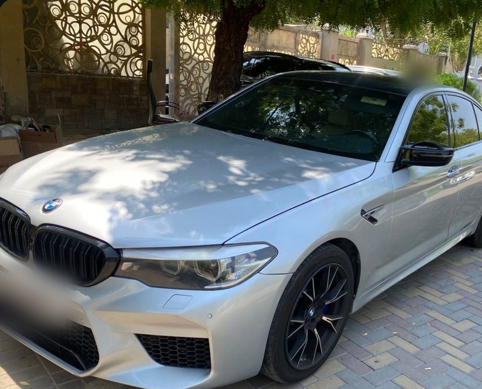 The inspected car: a silver BMW 530i, number plate blurred